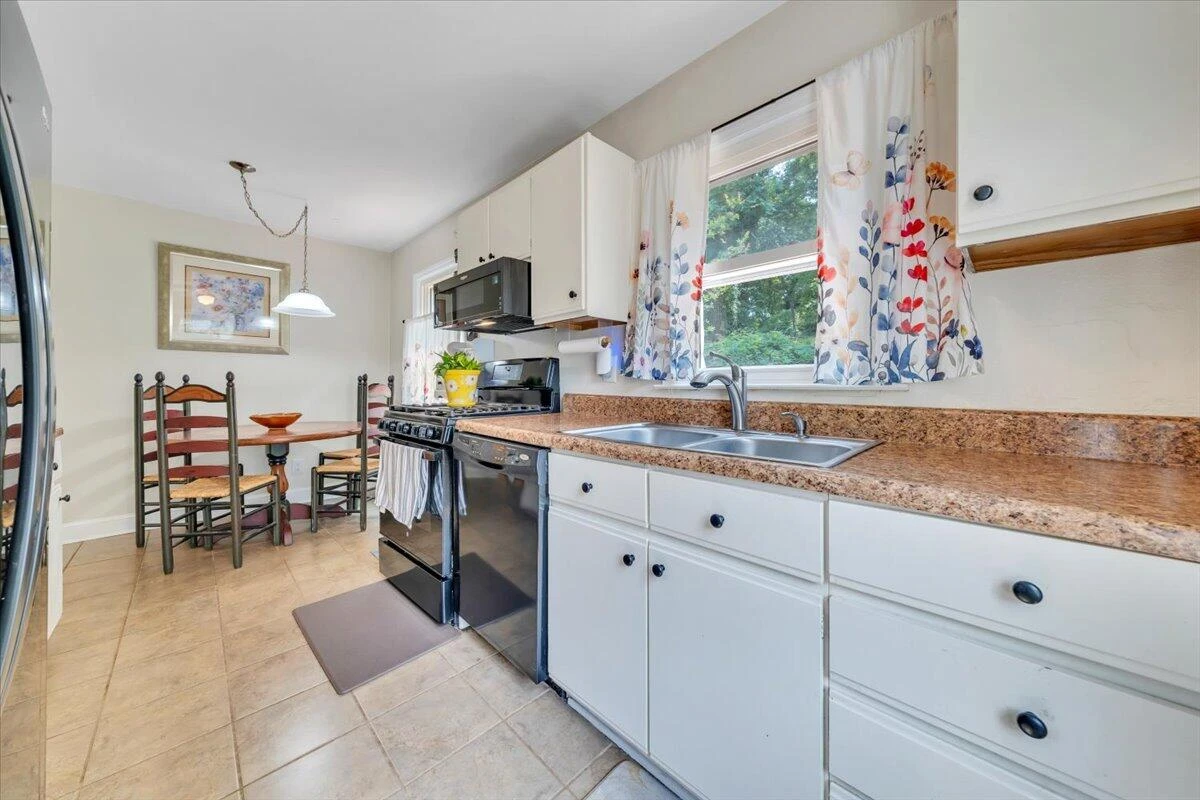 2728 Lansing DR - Photo 12