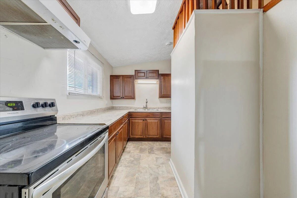 1046 Silverwood RD - Photo 11