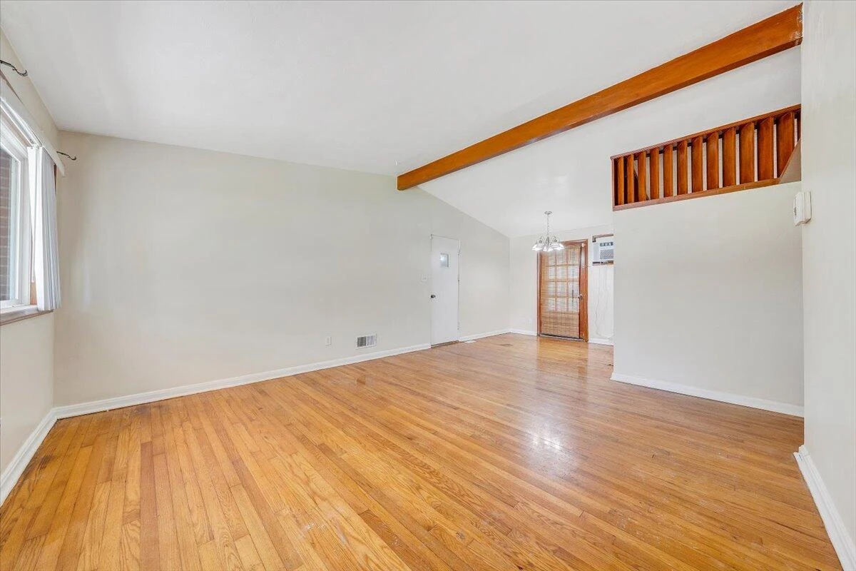 1046 Silverwood RD - Photo 2