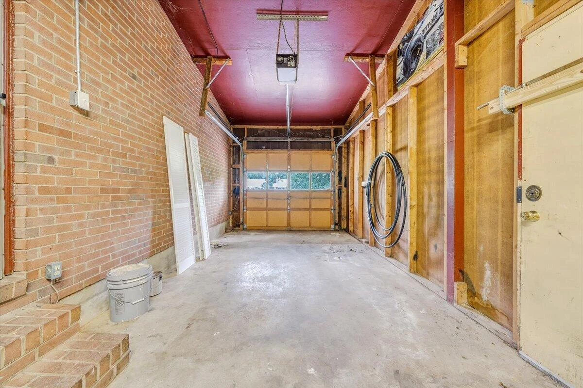 1046 Silverwood RD - Photo 20