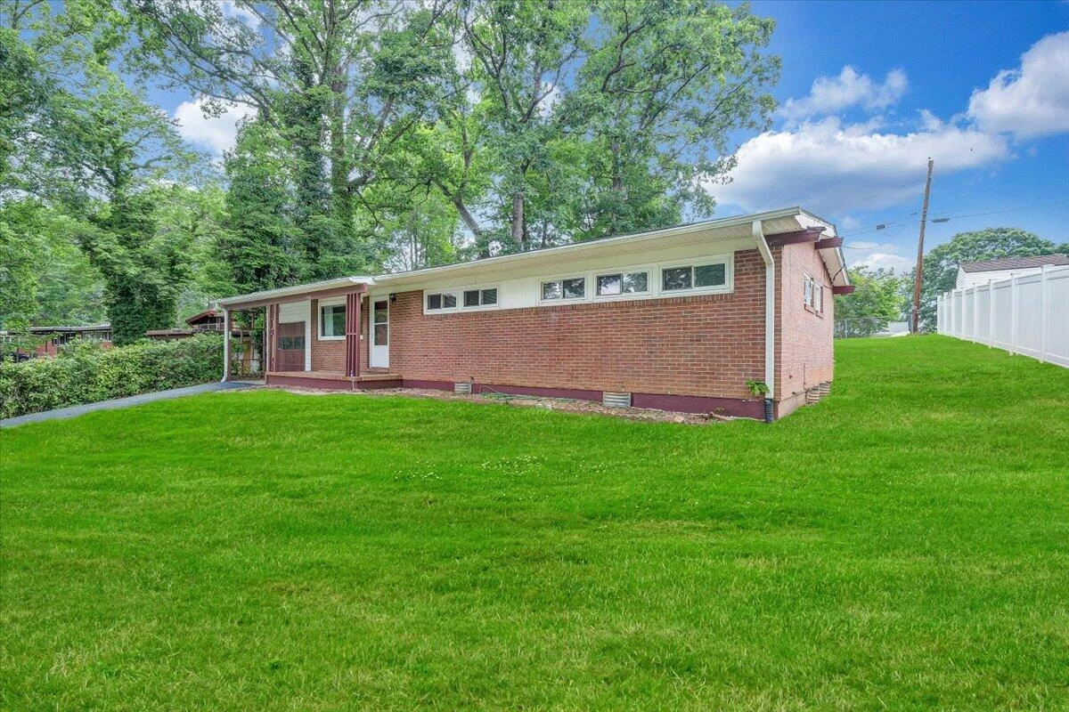 1046 Silverwood RD - Photo 29