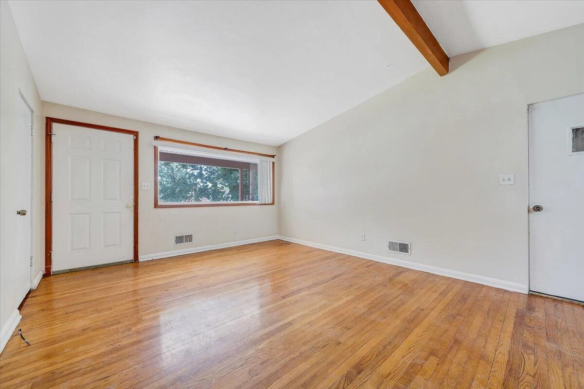 1046 Silverwood RD - Photo 3