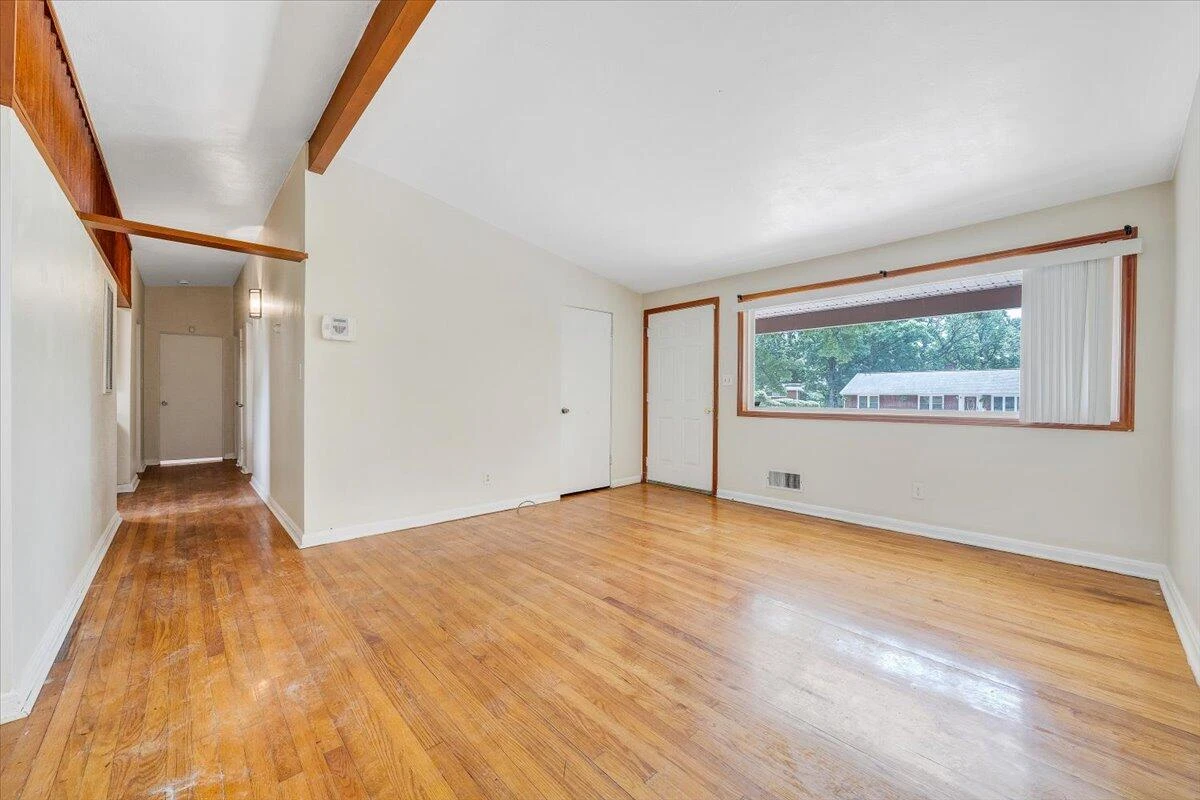 1046 Silverwood RD - Photo 4