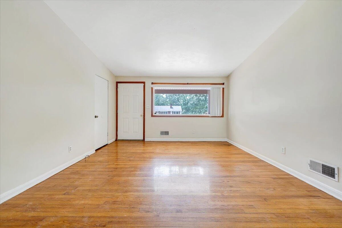 1046 Silverwood RD - Photo 7