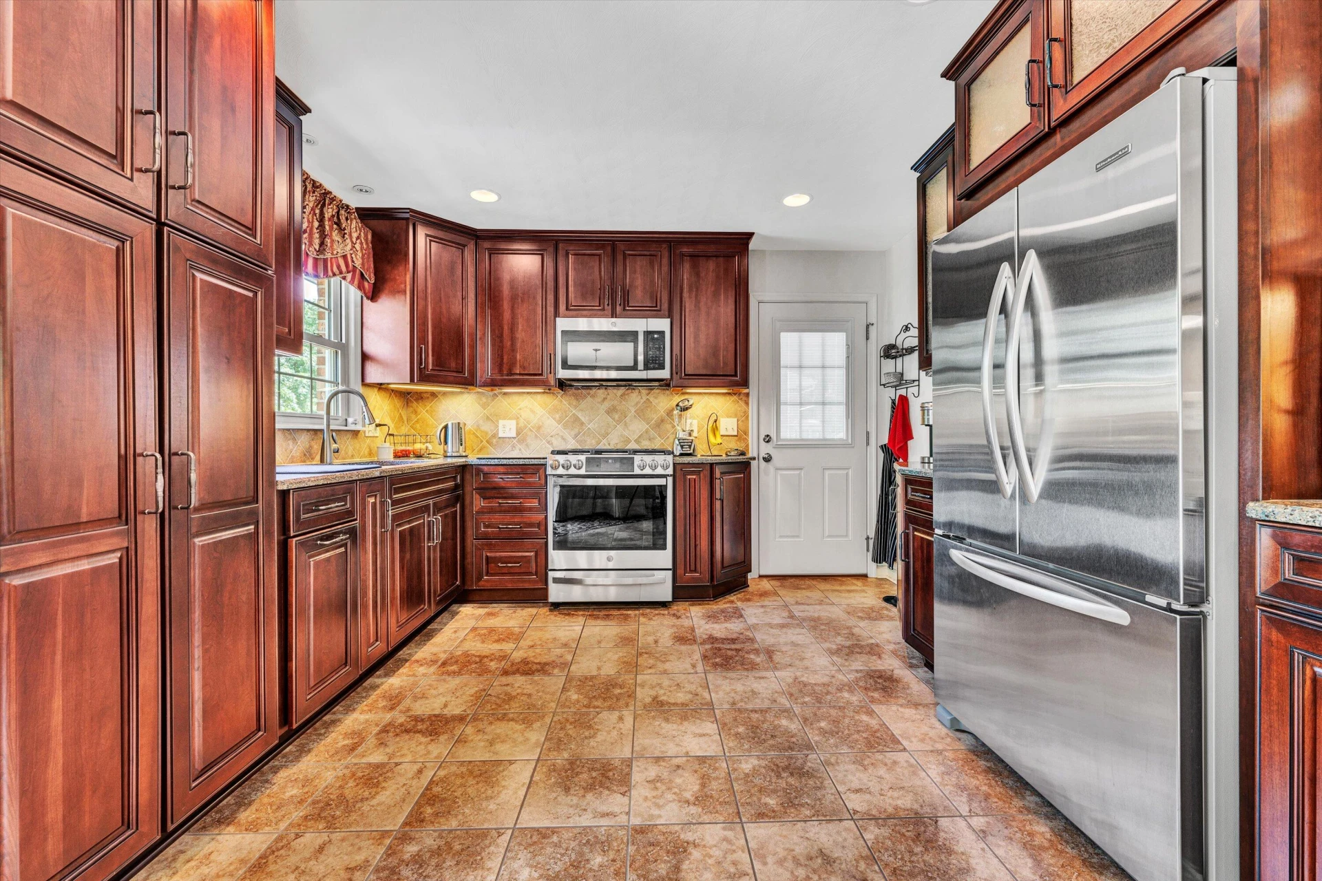 716 Arcadia CIR - Photo 9