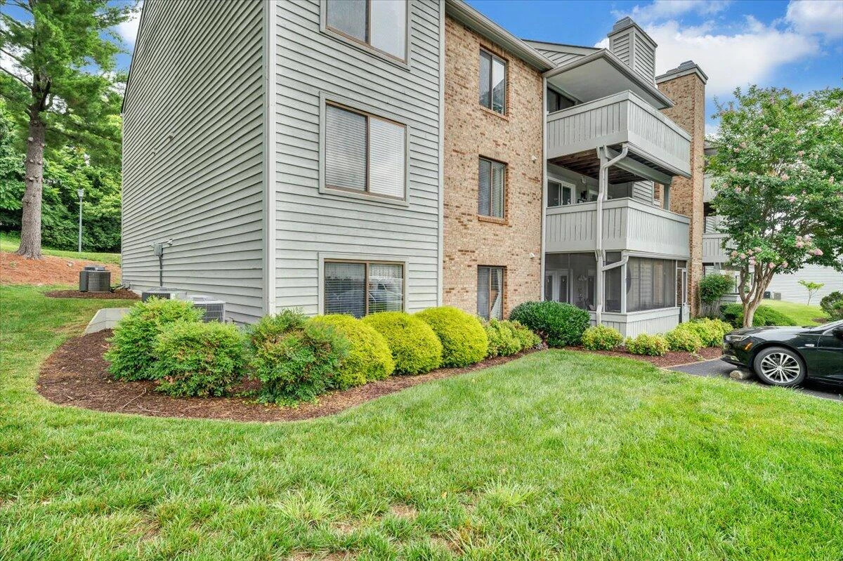 2400 Wood Gate LN - Photo 3