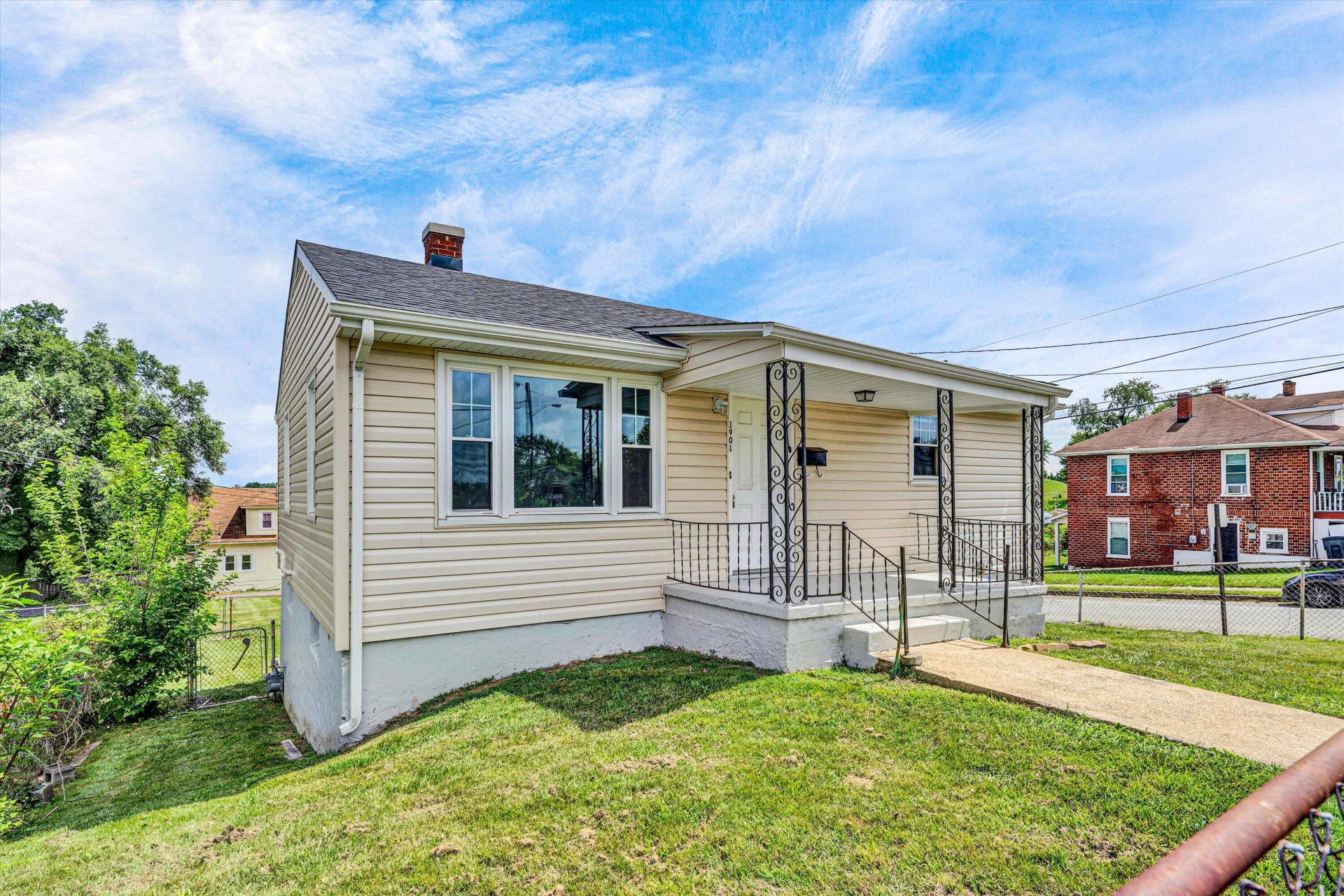 1901 Salem AVE - Photo 2