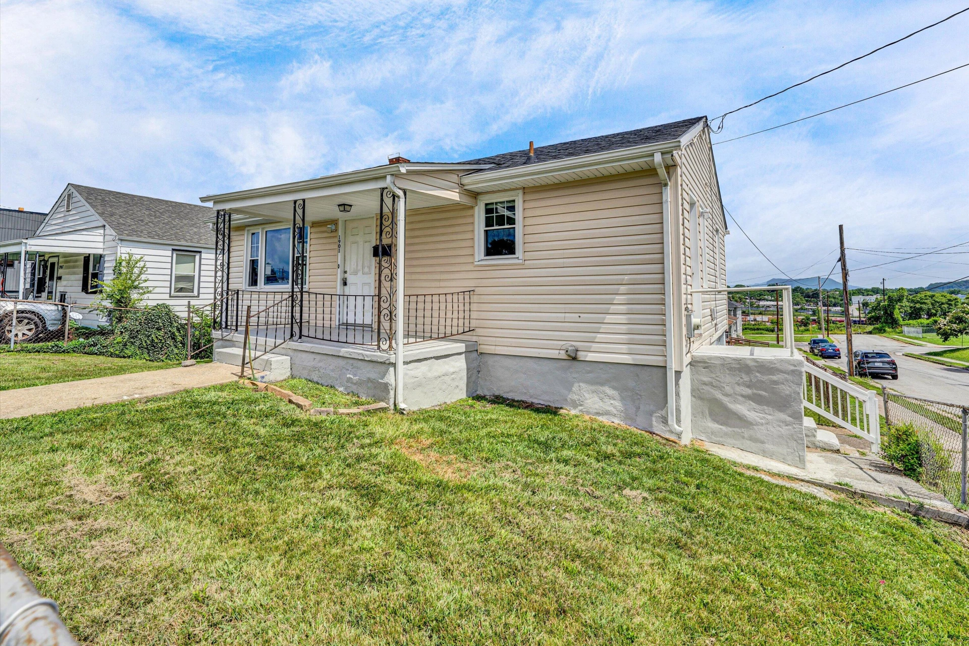 1901 Salem AVE - Photo 3