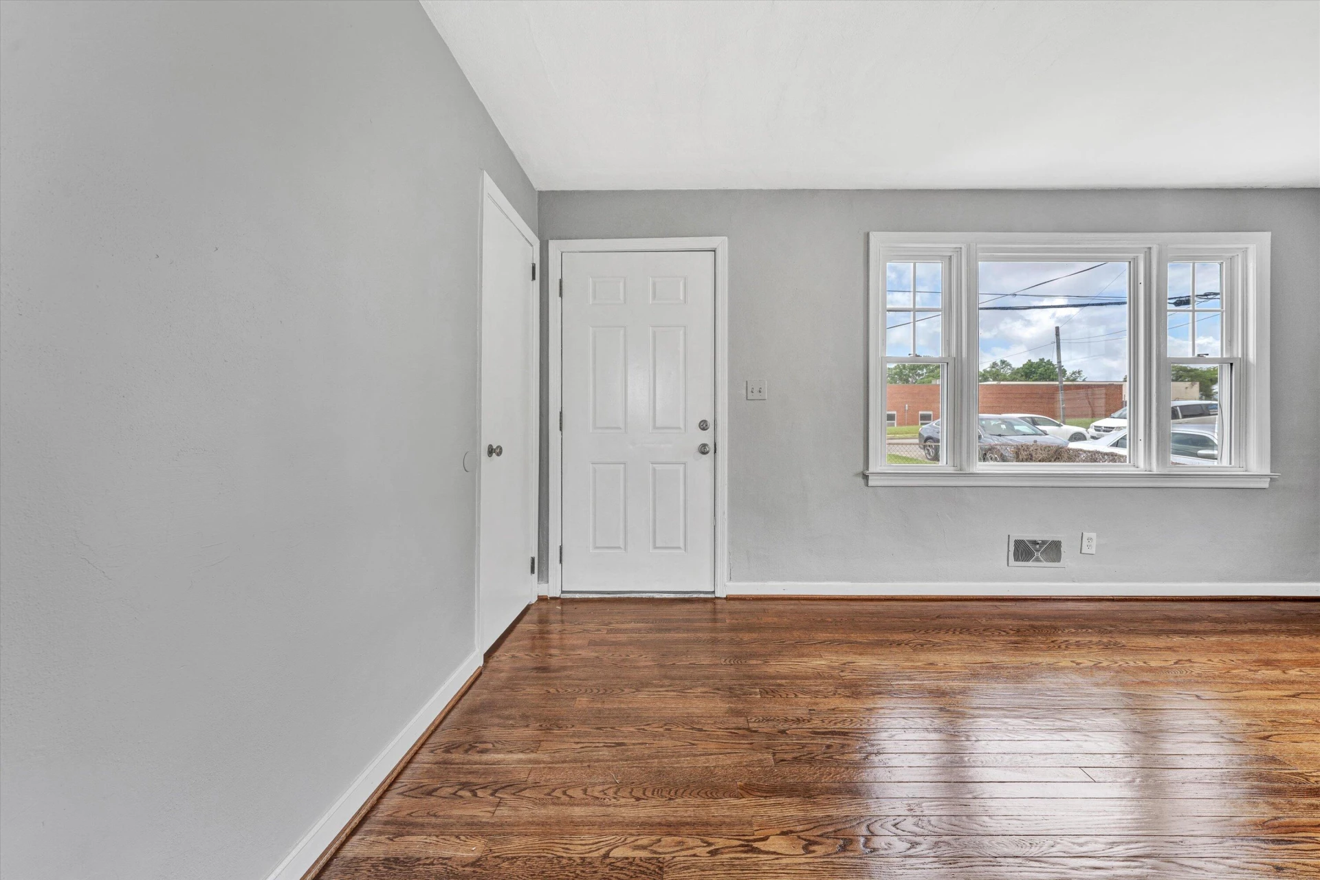 1901 Salem AVE - Photo 4