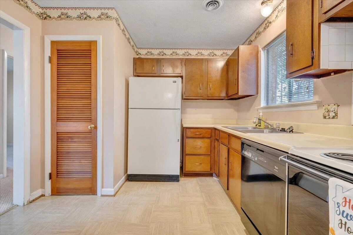 2619 Embassy DR - Photo 9