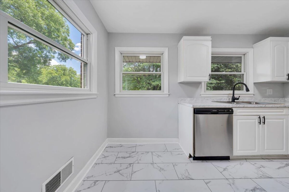 915 Chester AVE - Photo 10