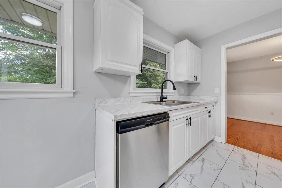 915 Chester AVE - Photo 11