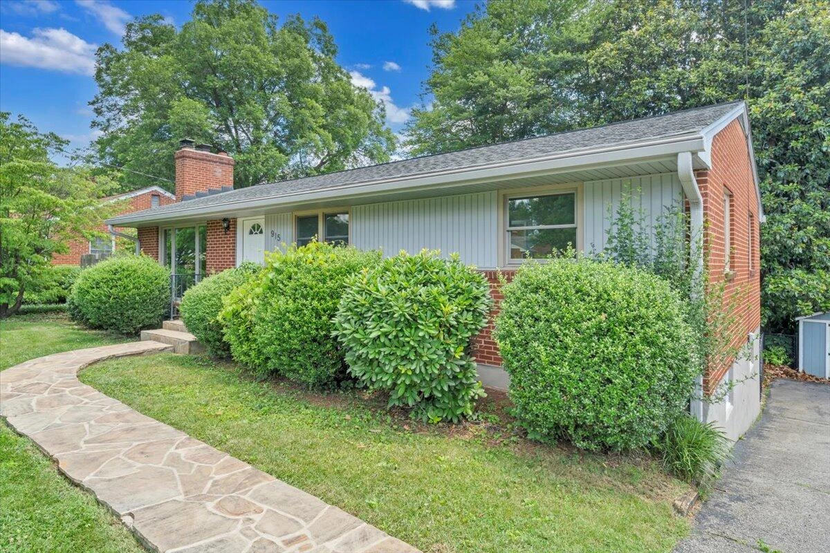 915 Chester AVE - Photo 2