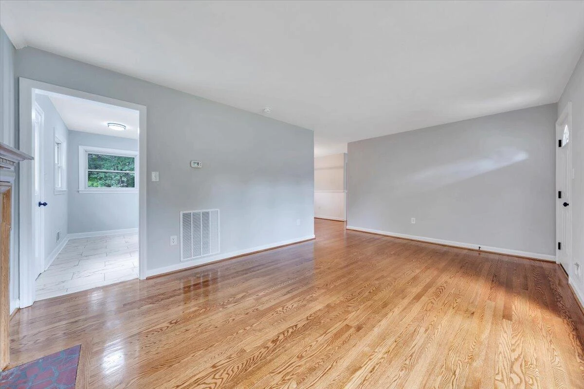 915 Chester AVE - Photo 5