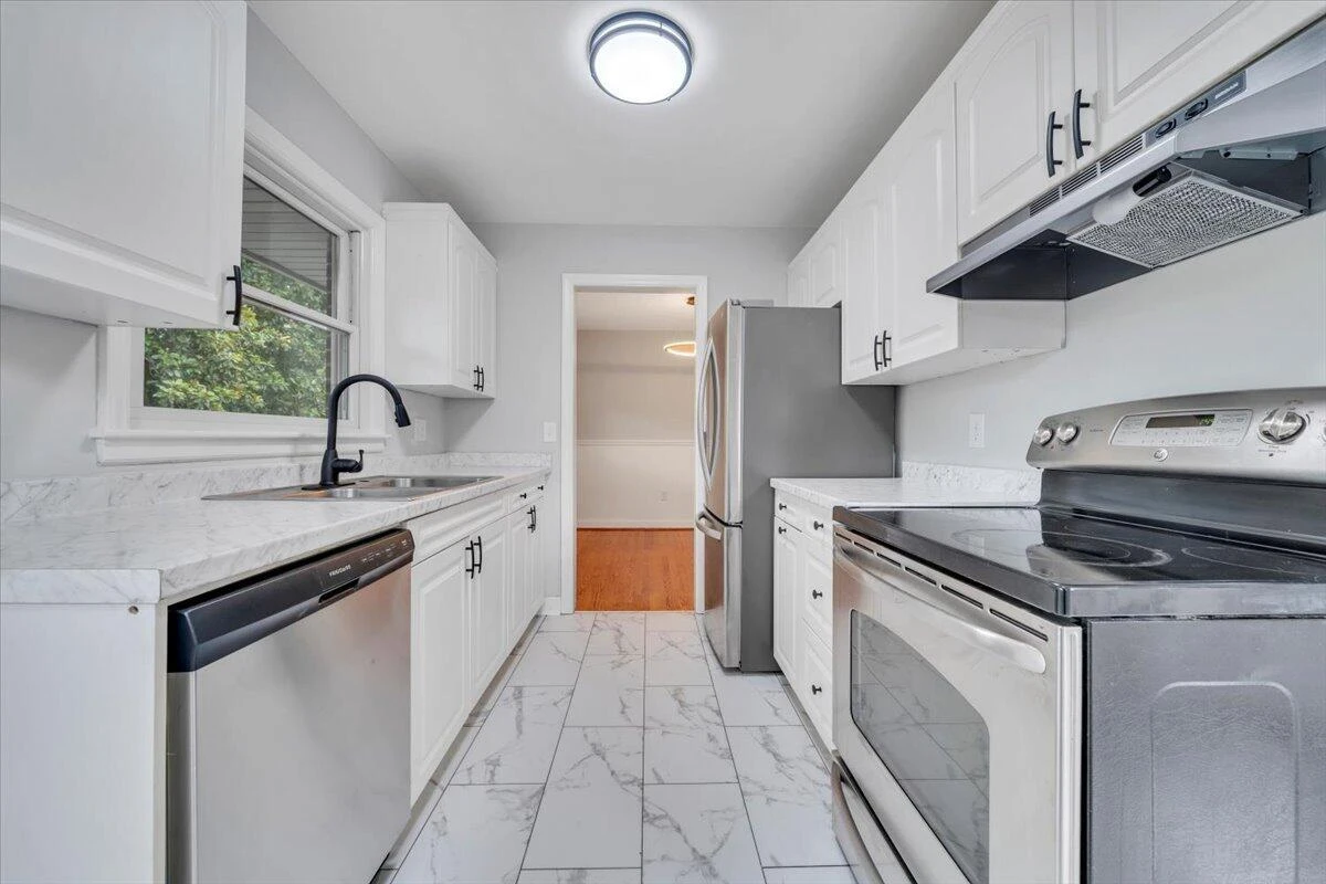 915 Chester AVE - Photo 6