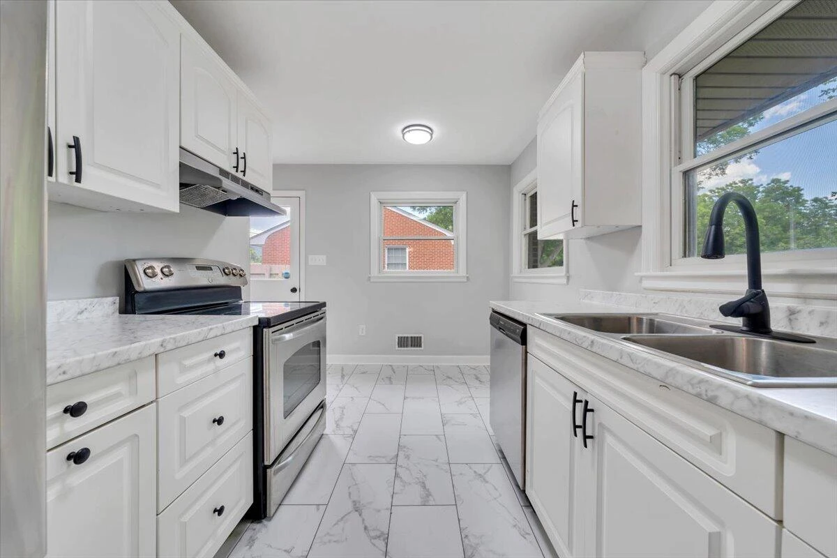 915 Chester AVE - Photo 7
