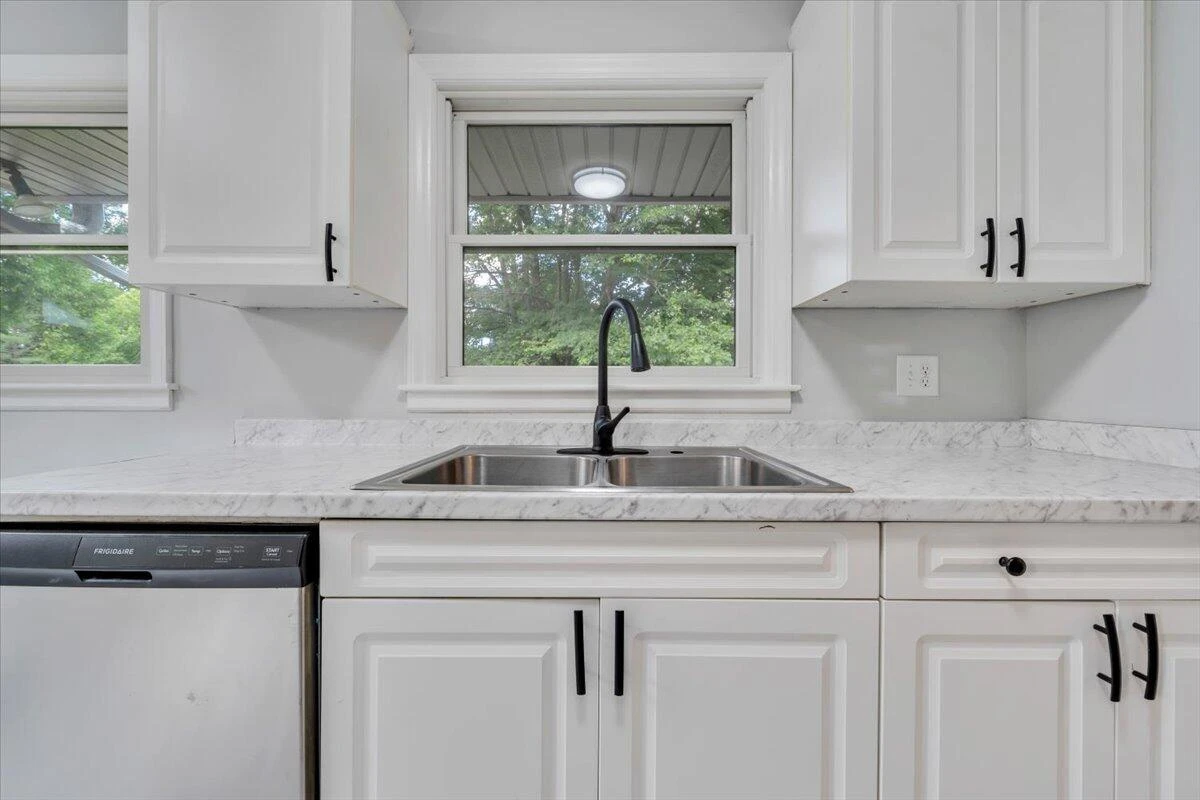 915 Chester AVE - Photo 8