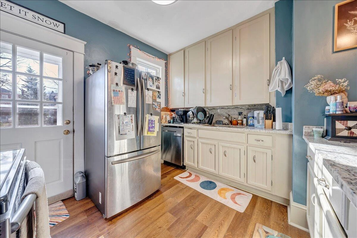 2226 Windsor AVE - Photo 12