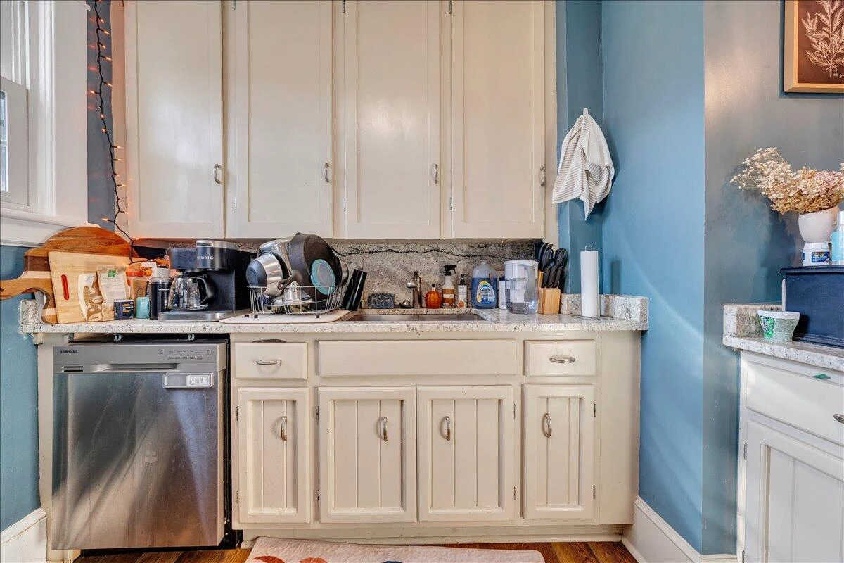 2226 Windsor AVE - Photo 13