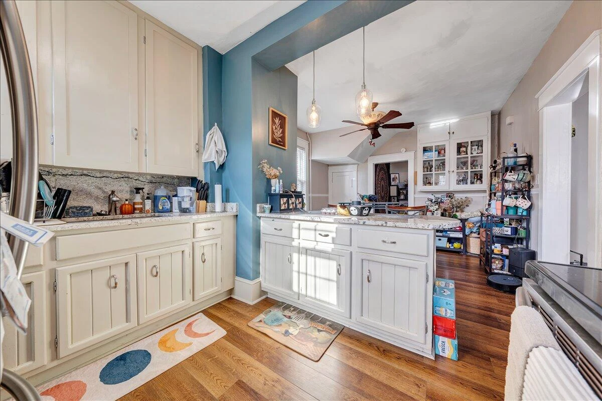 2226 Windsor AVE - Photo 14