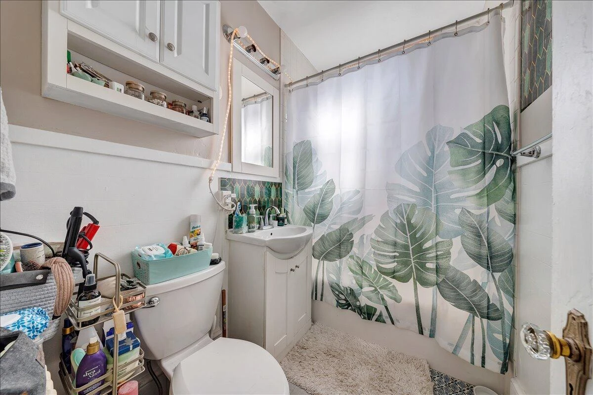2226 Windsor AVE - Photo 16