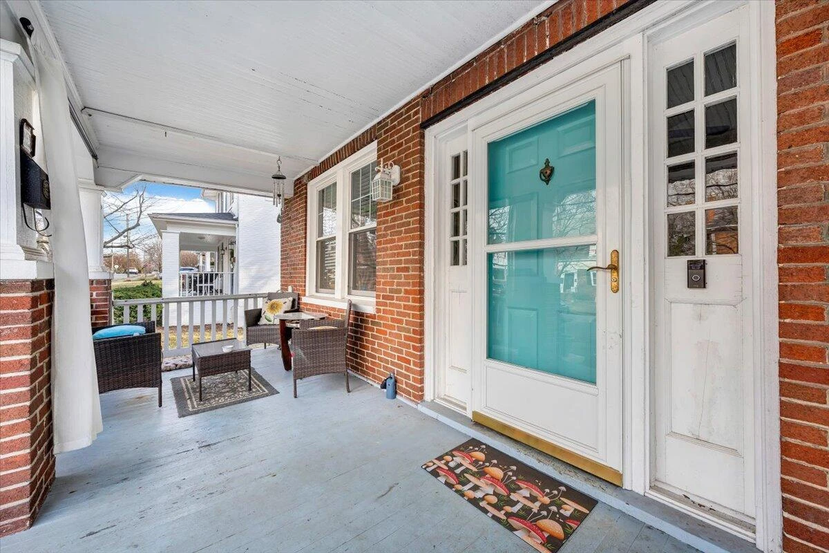 2226 Windsor AVE - Photo 2