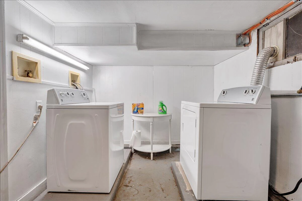 2226 Windsor AVE - Photo 20