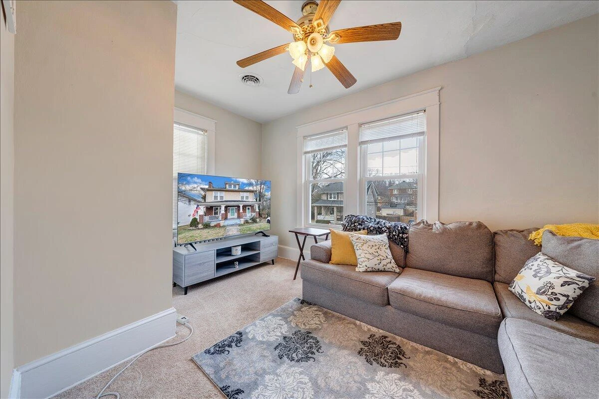2226 Windsor AVE - Photo 23