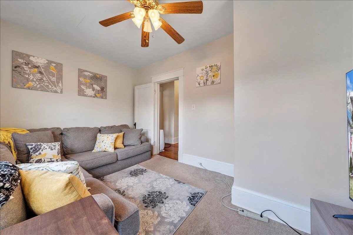 2226 Windsor AVE - Photo 24