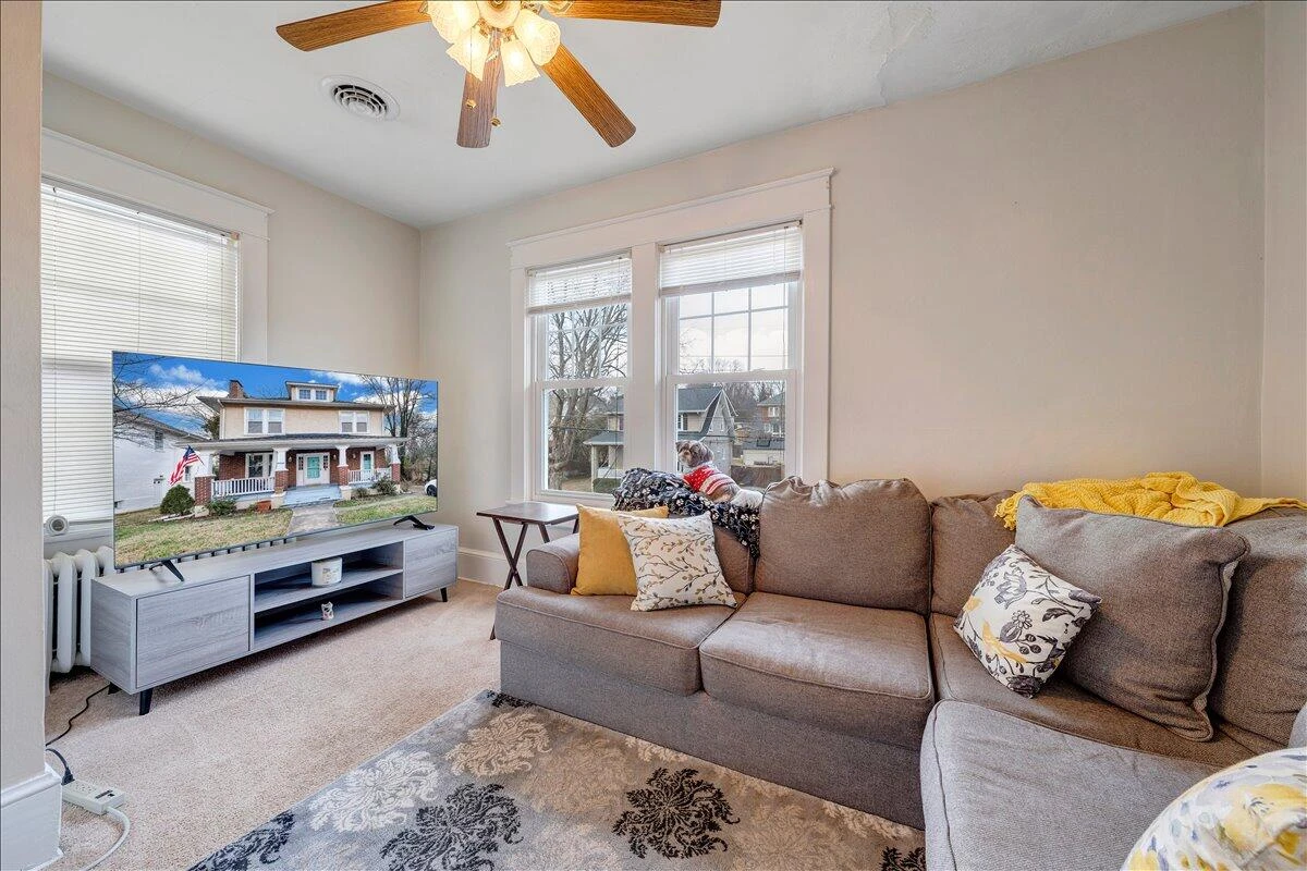 2226 Windsor AVE - Photo 25