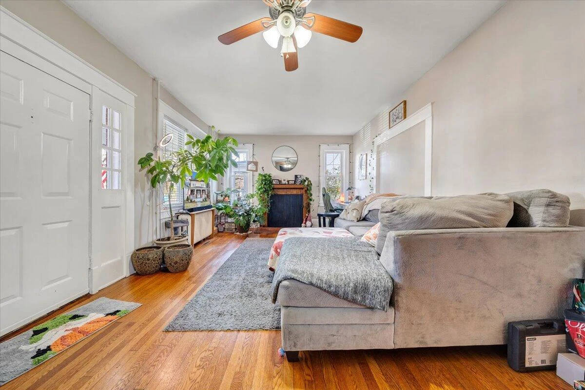 2226 Windsor AVE - Photo 3
