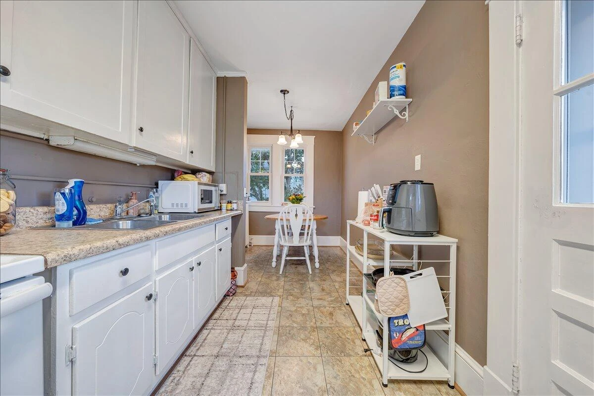 2226 Windsor AVE - Photo 32