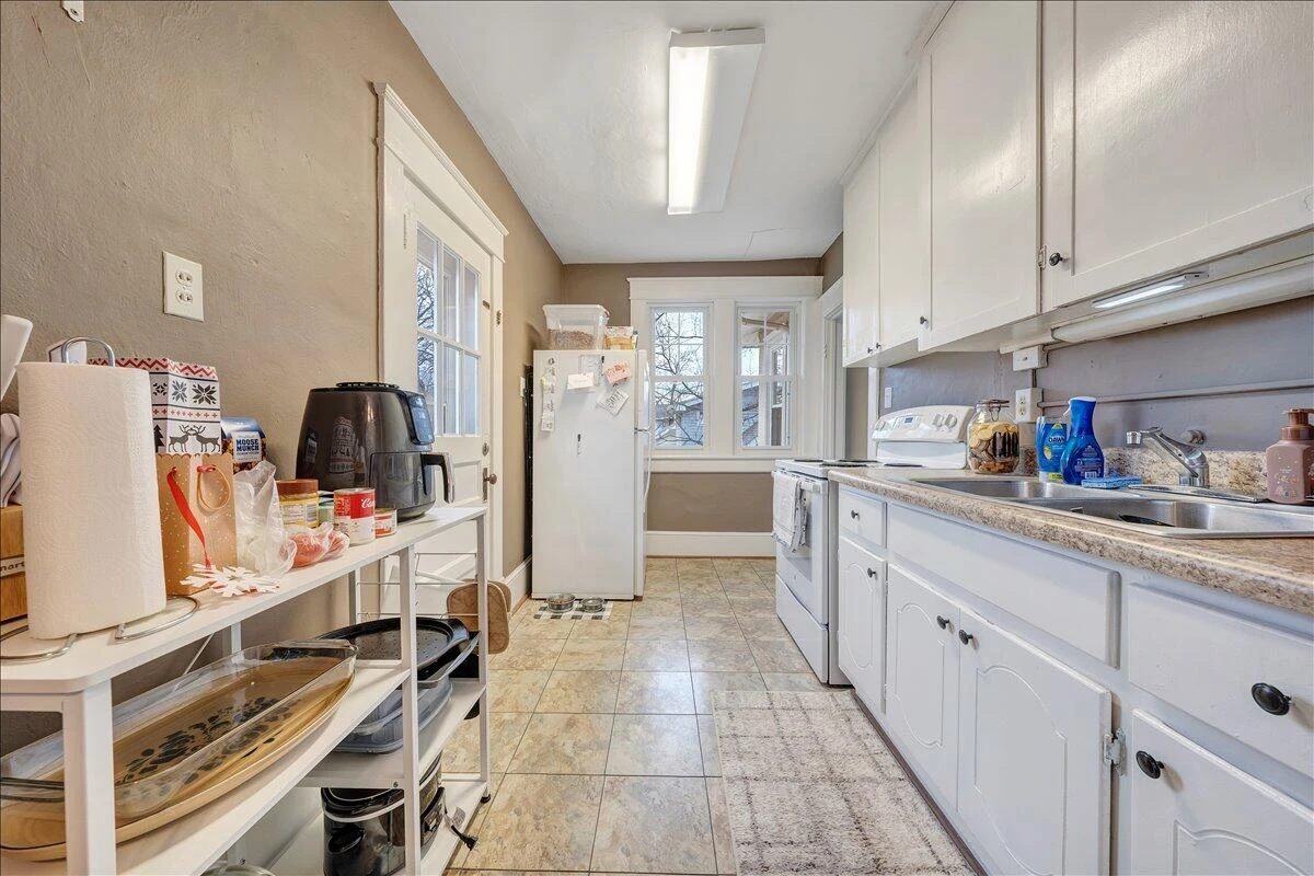 2226 Windsor AVE - Photo 34