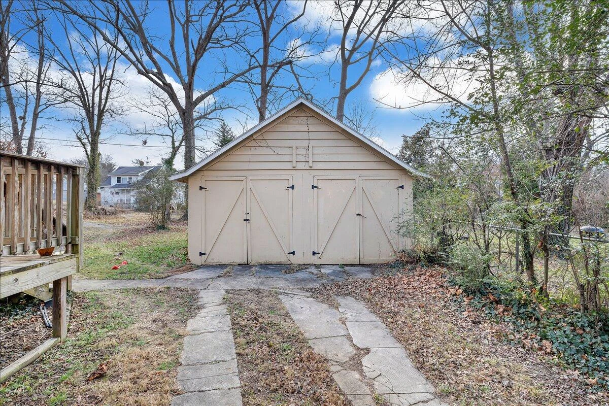2226 Windsor AVE - Photo 38