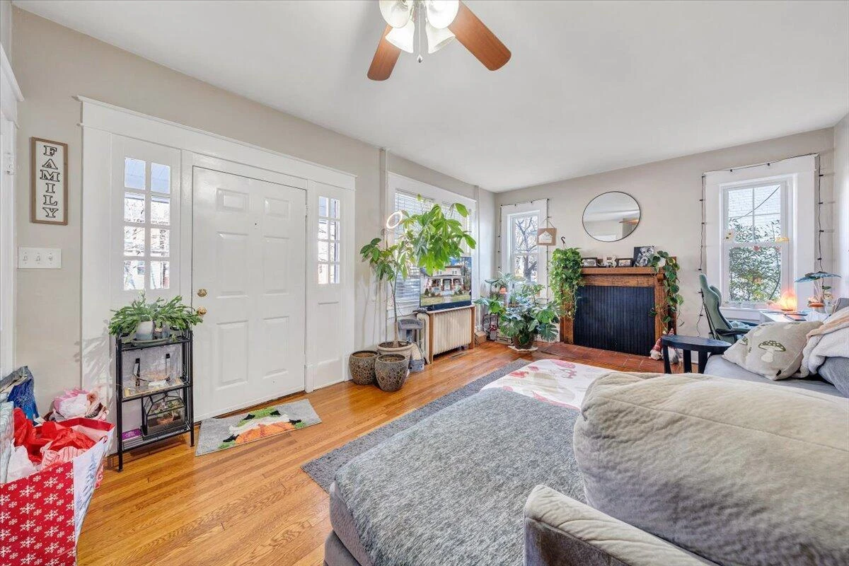 2226 Windsor AVE - Photo 4
