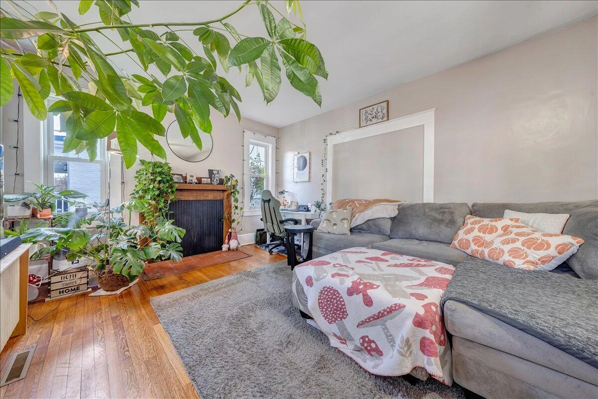 2226 Windsor AVE - Photo 5