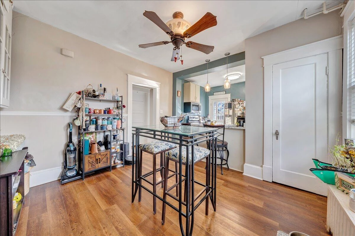 2226 Windsor AVE - Photo 8
