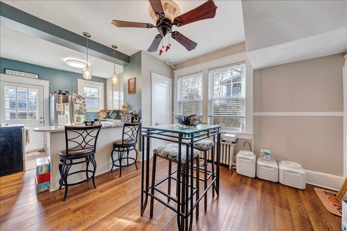 2226 Windsor AVE - Photo 9