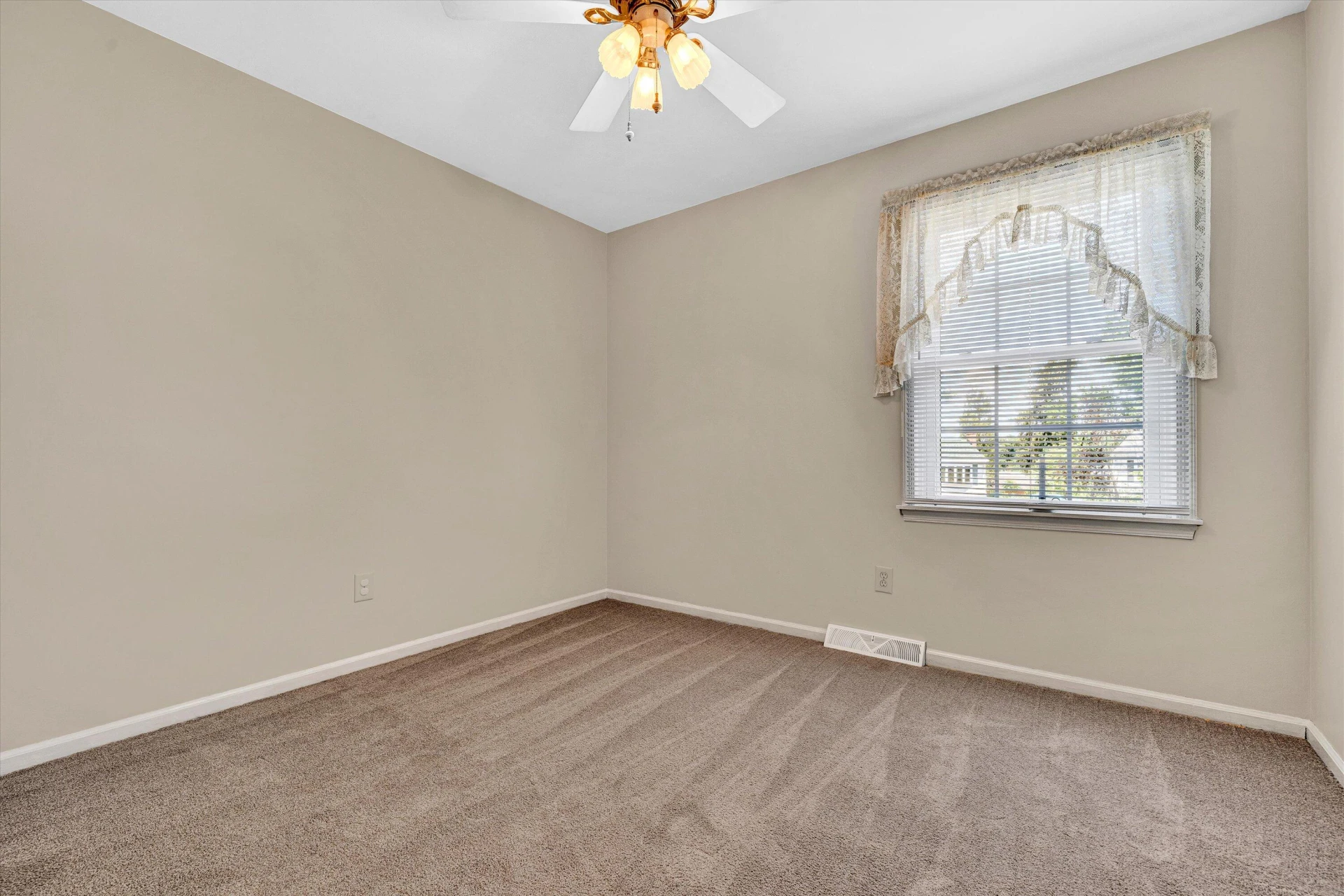 546 Missimer CIR - Photo 13