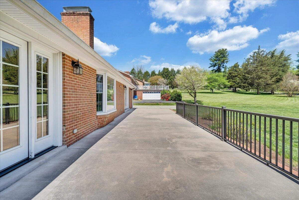 1505 Meadowview LN - Photo 16
