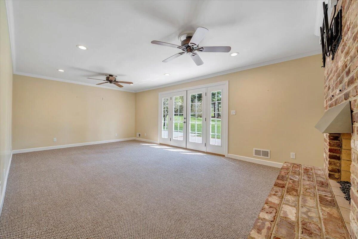 1505 Meadowview LN - Photo 35