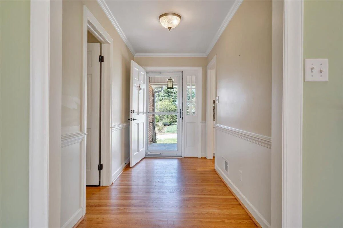 1505 Meadowview LN - Photo 10