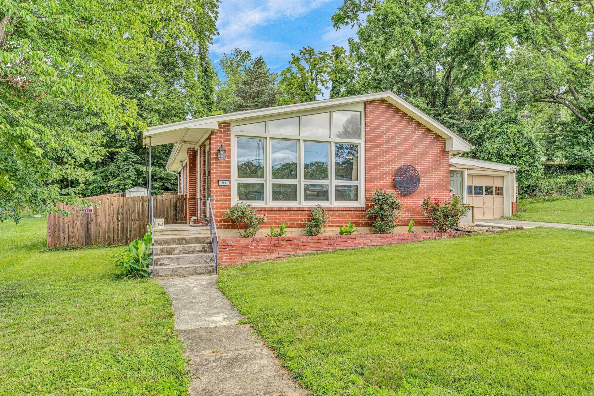 705 Hugh AVE - Photo 3
