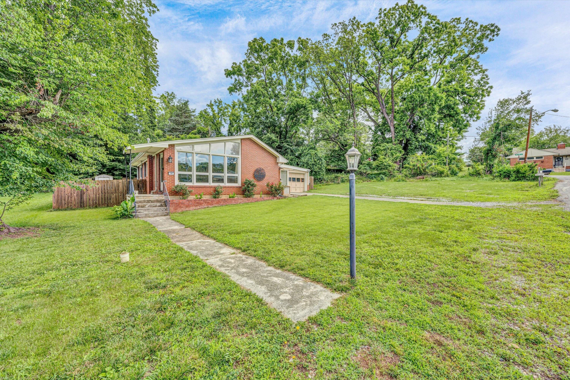 705 Hugh AVE - Photo 4