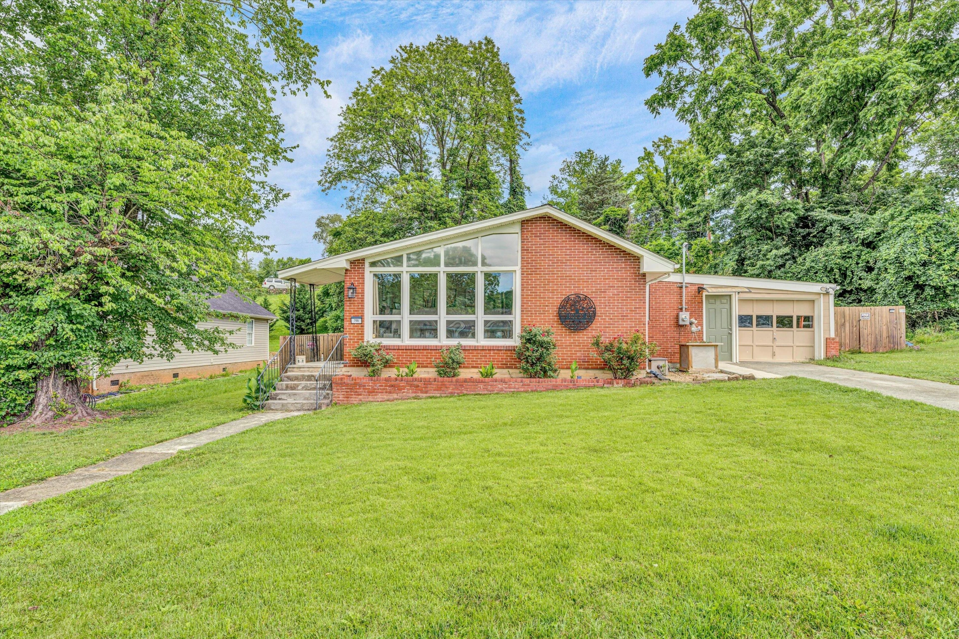 705 Hugh AVE - Photo 5