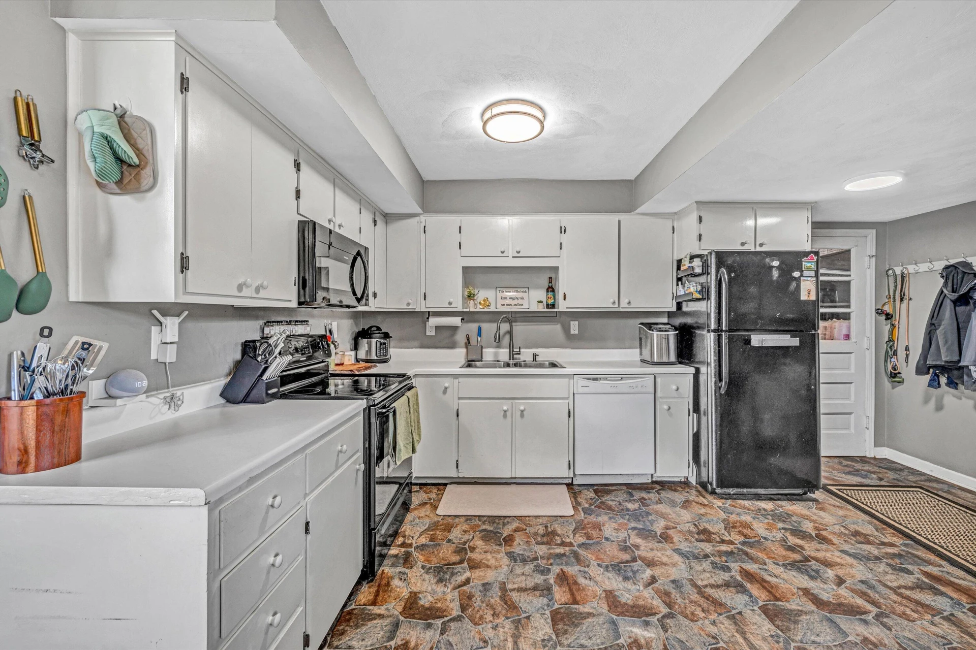 705 Hugh AVE - Photo 8