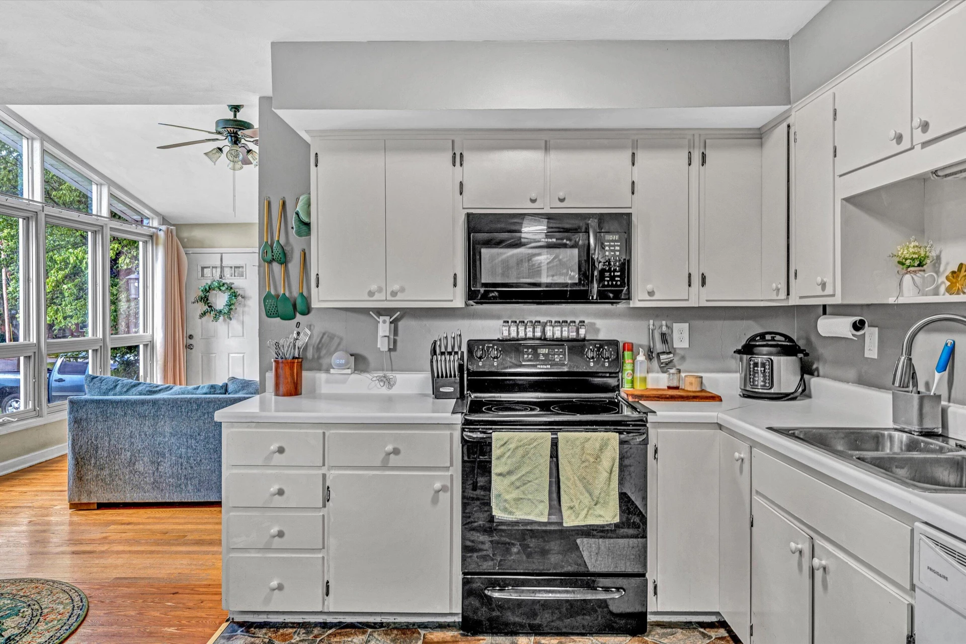 705 Hugh AVE - Photo 10