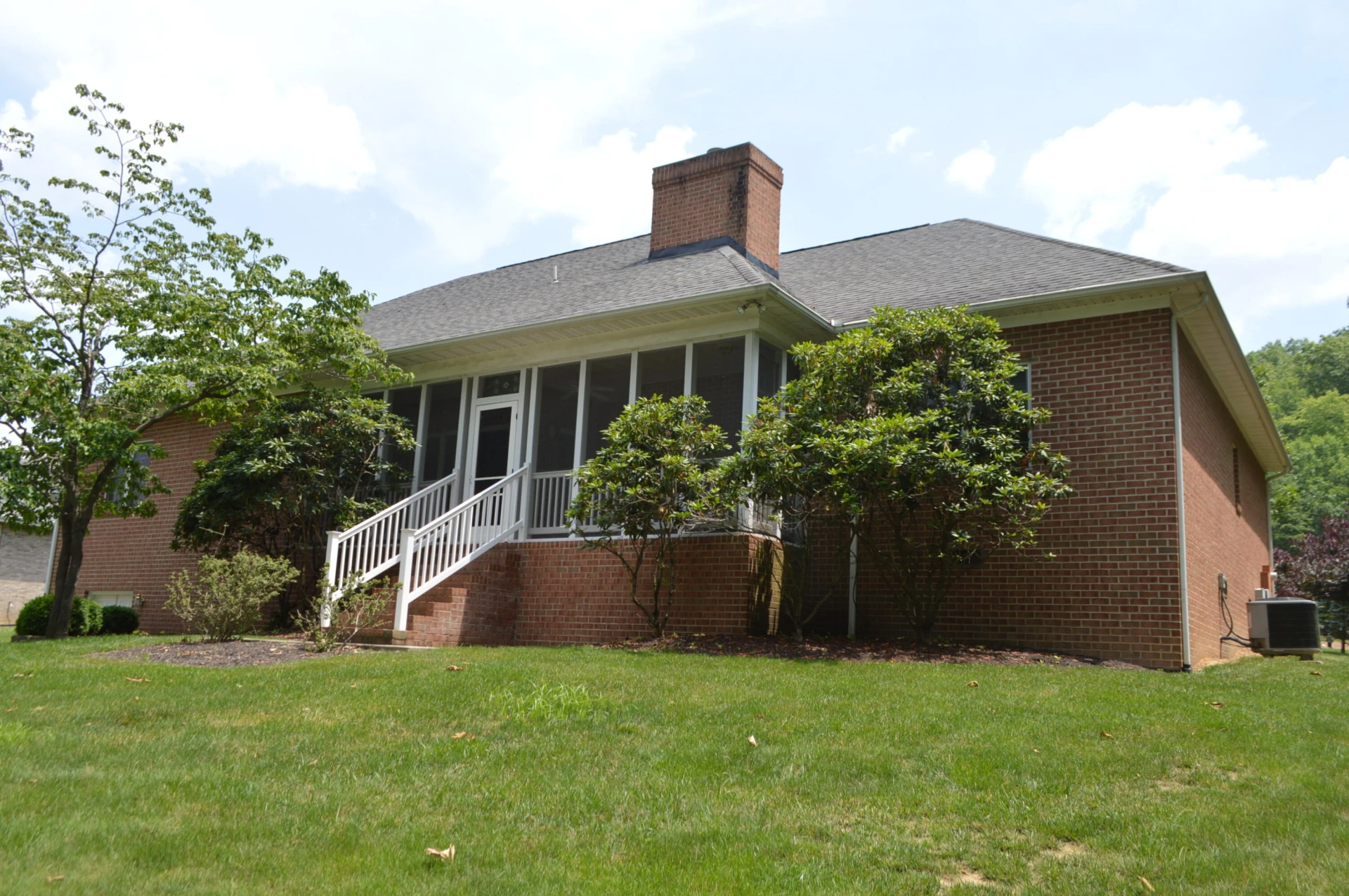 552 Woodfield DR - Photo 5