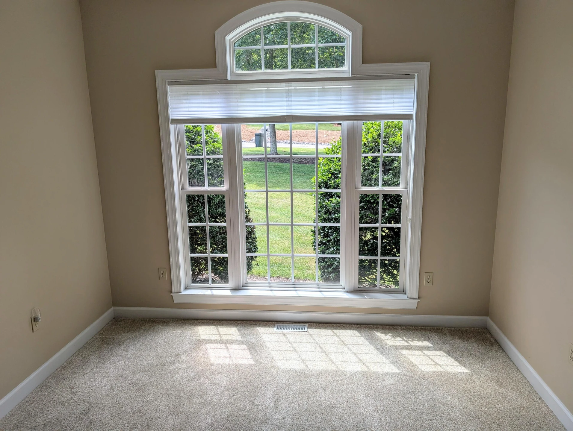 552 Woodfield DR - Photo 8