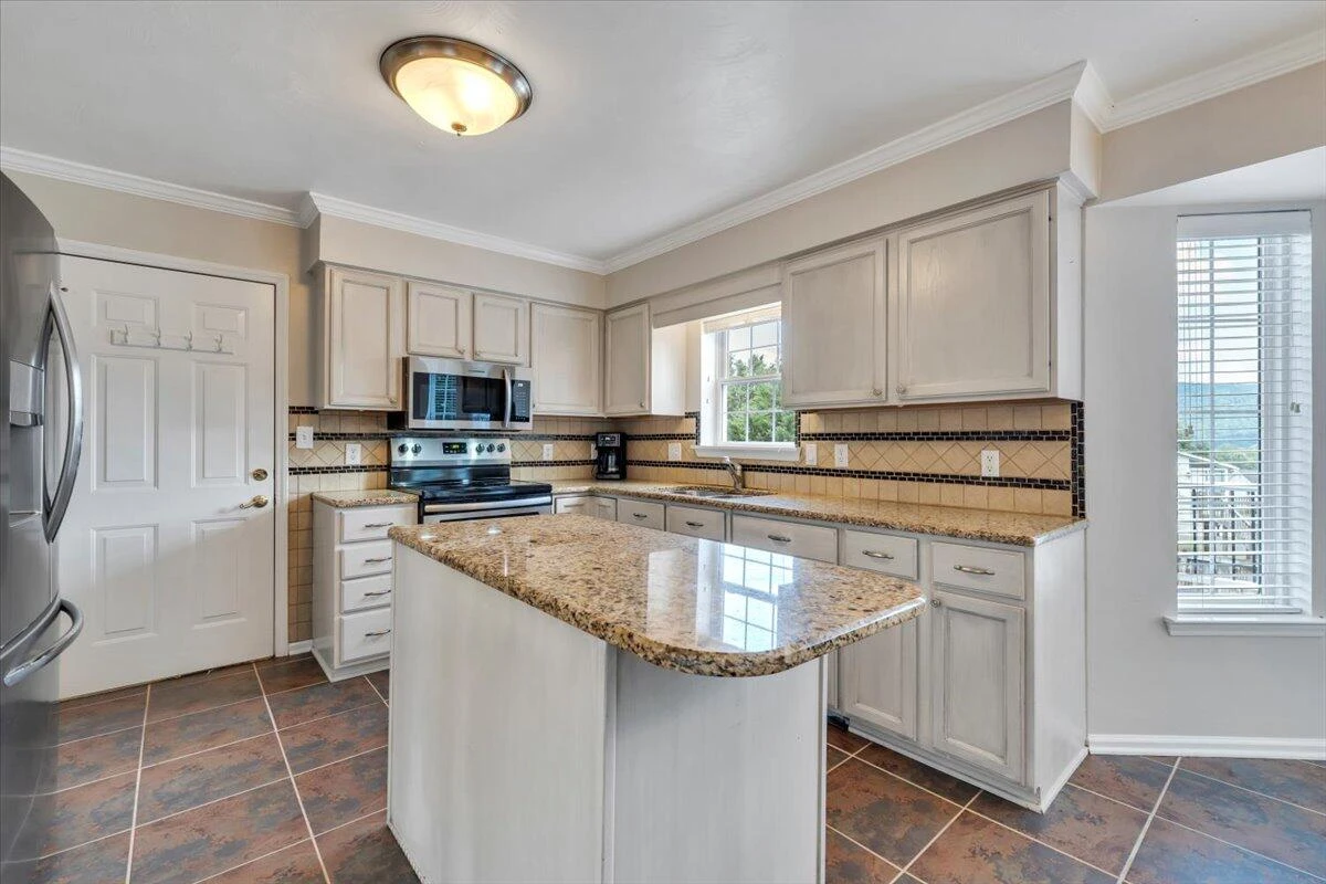 1924 Bloomfield AVE - Photo 12